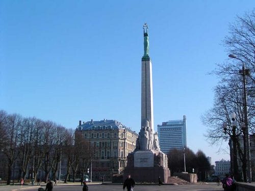 monumento de la libertad en Letonia