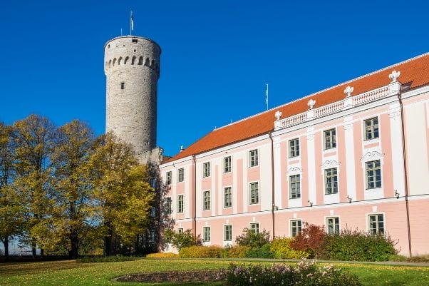 Castillo de Toompea en Tallin jardines