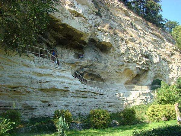 Cuevas en el Monasterio Aladzha