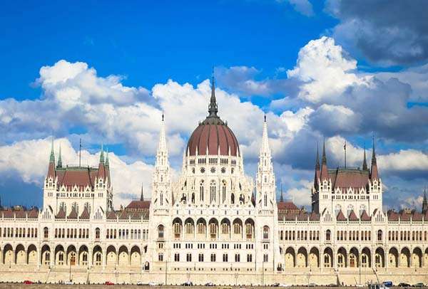 Parlamento hungaro en Budapest de dia