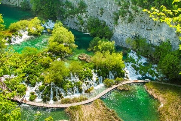 Pasarela en el parque de los lagos de Plitvice