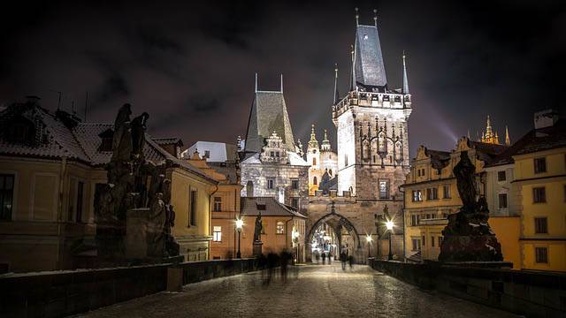Praga iluminada de noche
